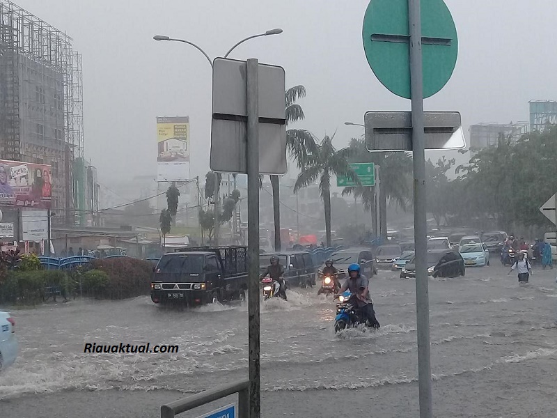 Hujan Deras, Beberapa Ruas Jalanan di Pekanbaru Banjir, Macet Dimana-mana