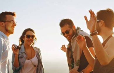 Nggak Mau Bikin Orang-orang Ilfil, Jangan Pernah Lakukan 10 Kebiasaan Ini Didepan Mereka