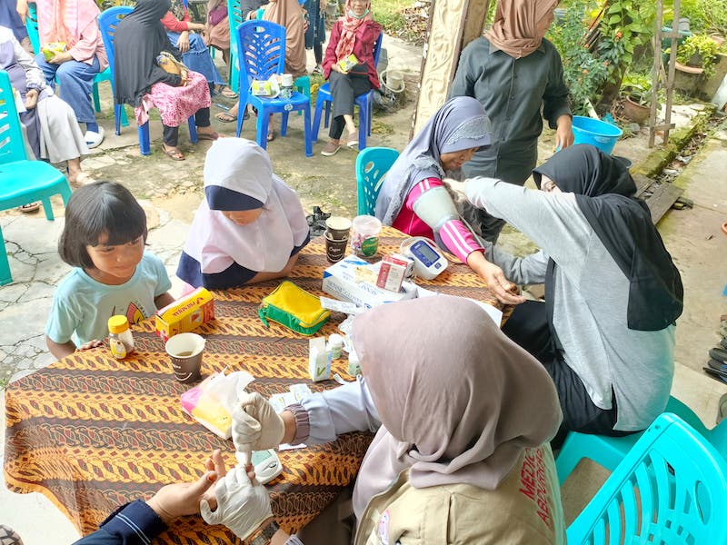 Edukasi Pemanfaatan Serai sebagai Minuman Herbal untuk Kesehatan Keluarga di Posyandu Pucuk Rebung