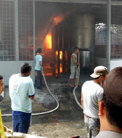 Gudang Tinta Pabrik Percetakan di Siak Hulu Terbakar