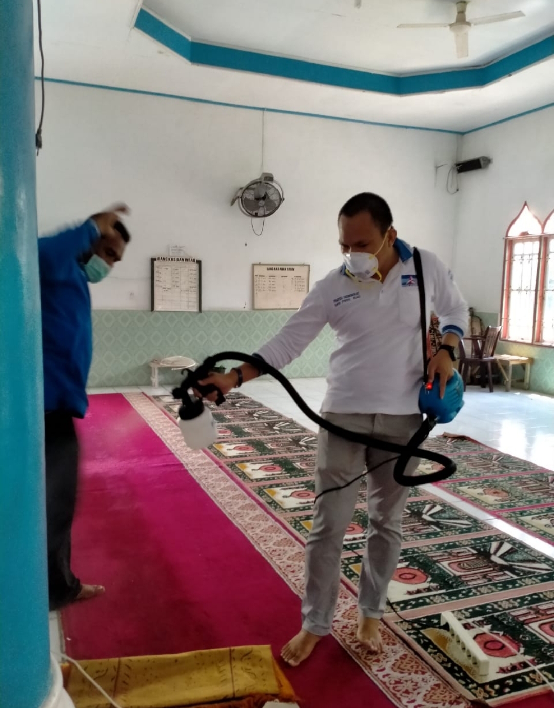 Cegah Covid-19, Demokrat Lakukan Penyemprotan Desinfektan Dimesjid bagikan handsanitizer ke Pedagang