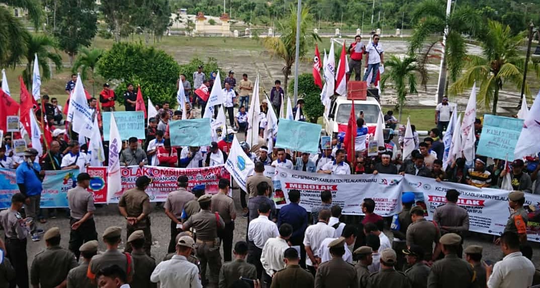 Tolak RUU Omnibus Law, Ratusan Buruh Demo Kantor DPRD Pelalawan 