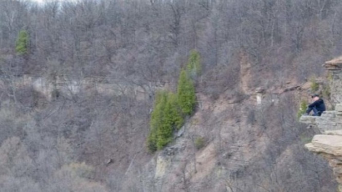 Misteri Sosok dalam Foto Ini Bingungkan Netizen