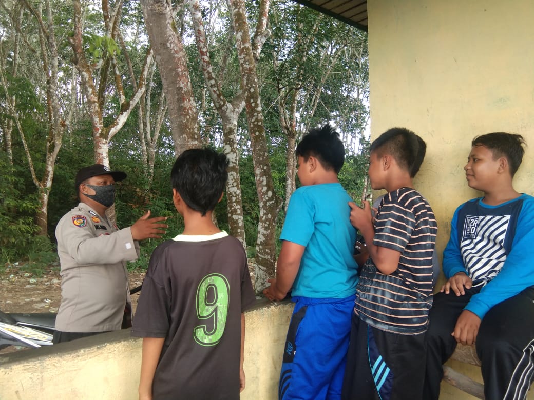Bhabinkamtibmas Polsek Kerumutan Sambangi Remaja GUna Berikan Himbauan Kamtibmas