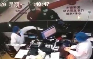 Marah karena Tak Dapat Obat, Pria di Wuhan China dengan Sengaja Batuk ke Arah Wajah Perawat!