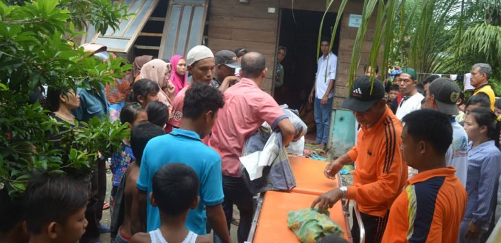 Nahas, Rumah Terbakar, Keluarga Sibuk Padamkan Api, Lupa Si Kecil Masih di dalam