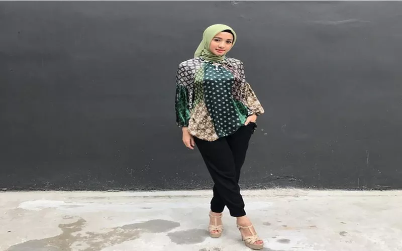 Gaya Hijab Batik Laudya Cynthia Bella, Anggun dan Cantik!