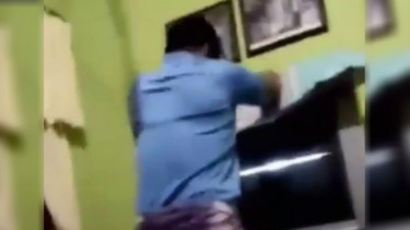 Cara Pria Ini Perbaiki TV Rusak Bikin Kita Bernostalgia