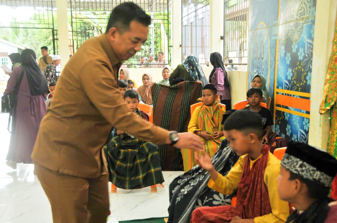 Sekda Inhu Buka Sunat Massal di Batang Peranap, Tekankan Penguatan Nilai Religius