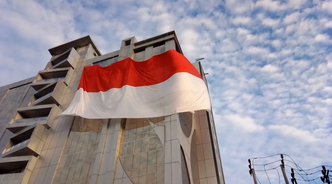Poltekkes Kemenkes Riau Kibarkan Bendera Merah Putih Raksasa Sambut HUT ke-80 RI