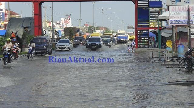 Diguyur hujan, beberapa ruas jalan di Pekanbaru banjir