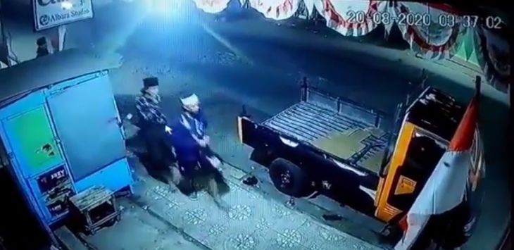 Polisi Selidiki Video Sekelompok Pria Berpeci Copot Paksa Bendera Merah Putih