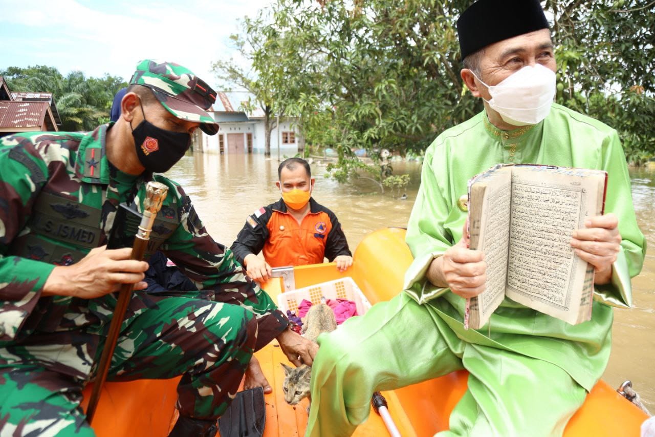 Gubernur dan Danrem Terjun Langsung Evakuasi Korban Banjir di Pekanbaru