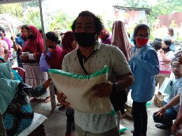 Tim KKN Relawan Desa Covid-19 Kelurahan Palas Bantu Bagikan BLT Kepada Masyarakat