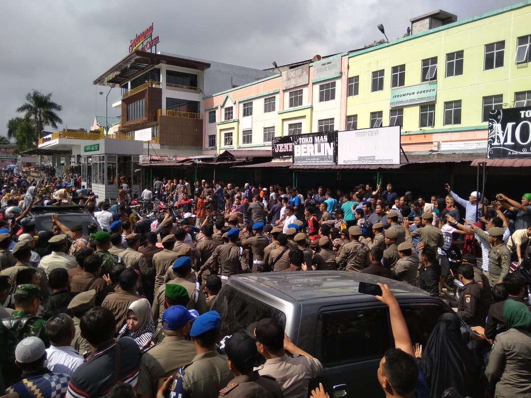 Baku Hantam, Hingga Aksi Lempar Batu Warnai Pembongkaran TPS STC Pekanbaru