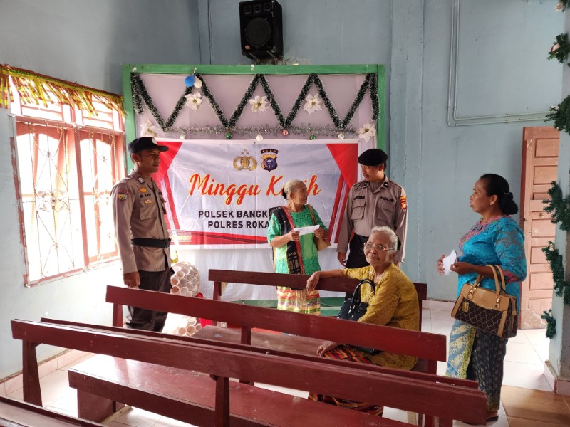 Polsek Bangko Pusako Gelar Program Minggu Kasih di Gereja HKBP Sukajadi