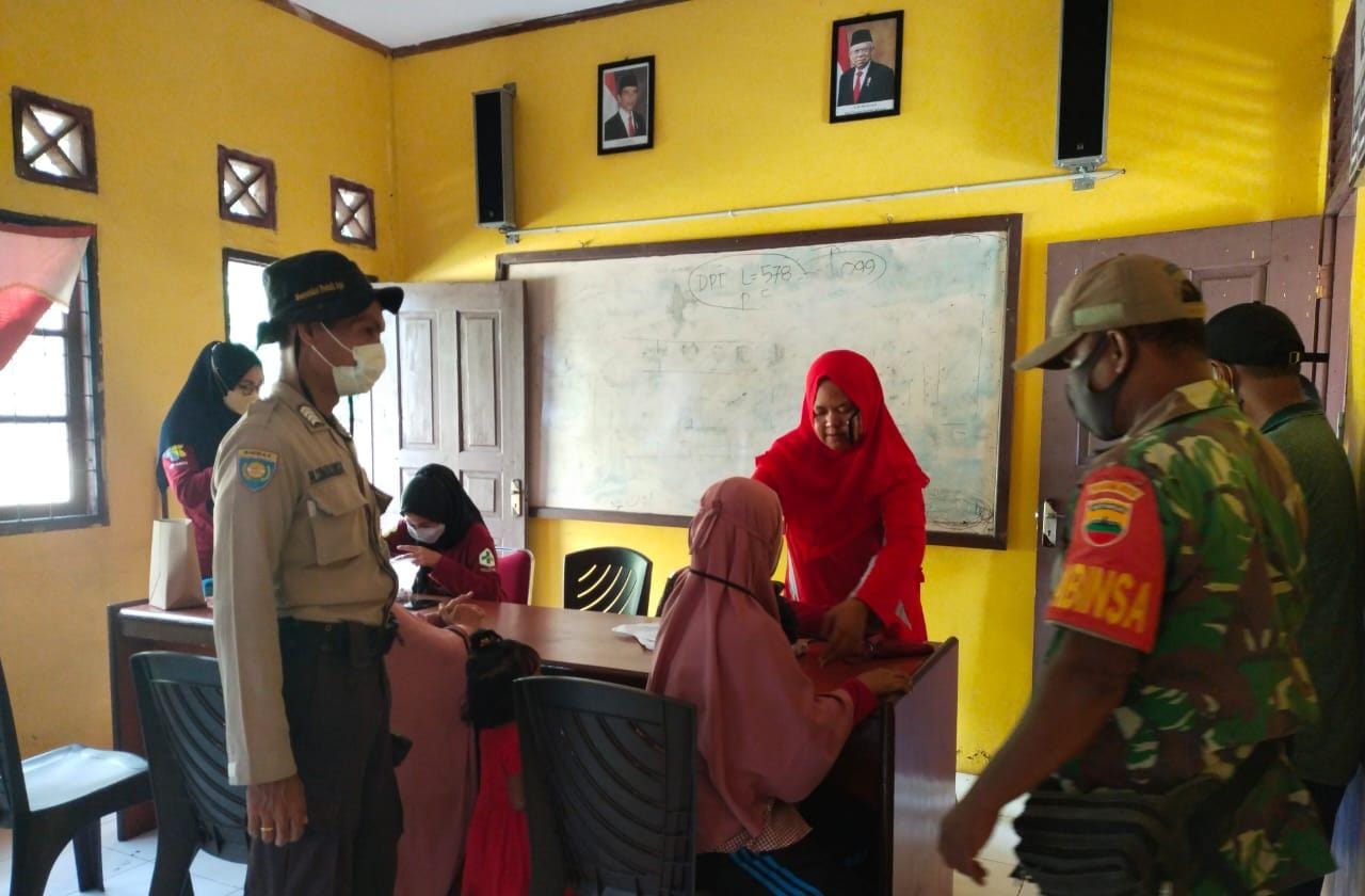 Kapolsek Teluk Meranti Tinjau dan Pantau  Giat Vaksinasi Massal di Desa Gambut Mutiara