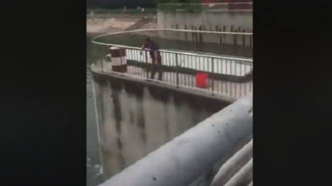 Pria Memancing Ikan Pakai Payung Bikin Ngakak, Hasilnya Ternyata...