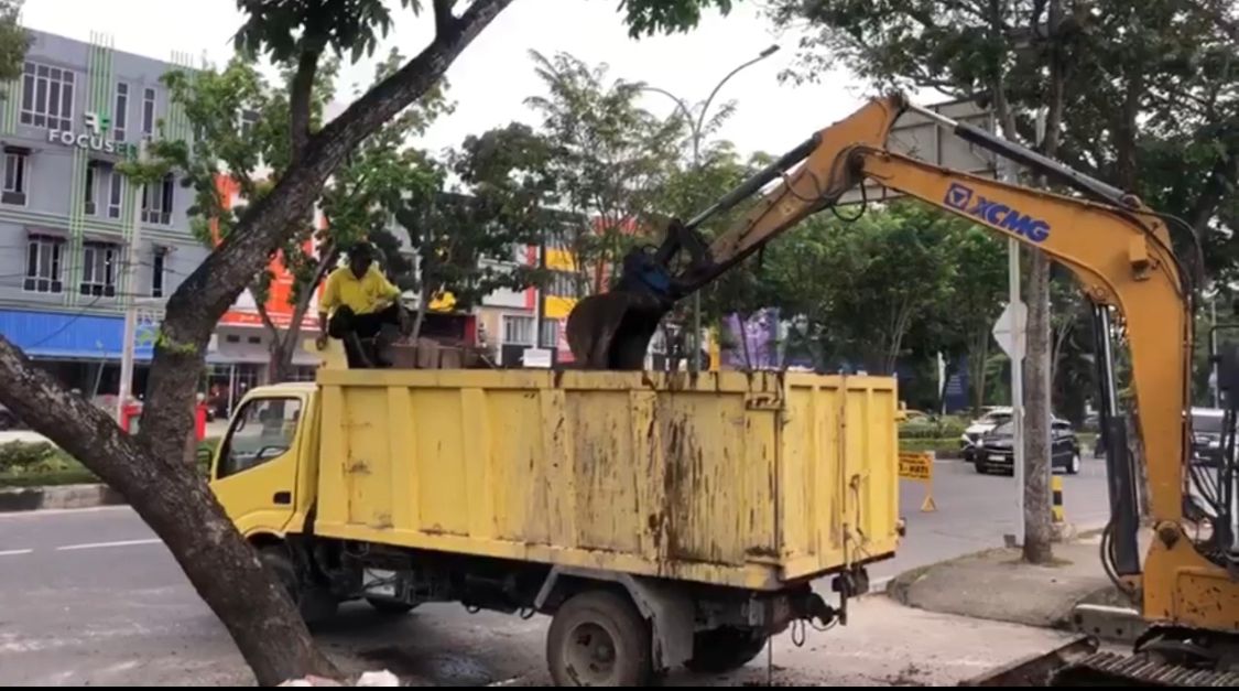 Jembatan Parit di Arifin Ahmad Dibongkar untuk Cegah Banjir, Pemko Pekanbaru Imbau Pemilik Koperatif