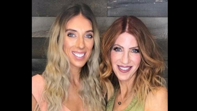 Dikirain Saudara Kembar, Dua Wanita Ini Adalah Ibu dan Anak, Usianya Selisih 23 Tahun