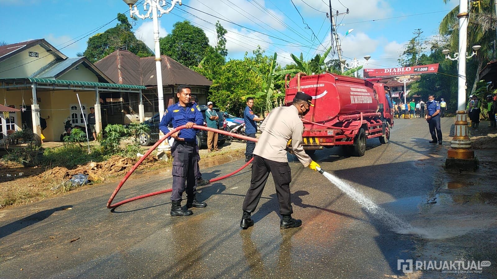 Antisipasi Dampak Lain, Wakapolres Rohul Pimpin Pembersihan Pasca Banjir