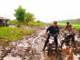 Ciptakan Pemilu Damai, Kapolsek Teluk Belengkong di Inhil Tempuh Jalan Berlumpur 6 Kilometer