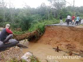 Jalan Penghubung Koto Inuman-Sigaruntang Putus Total Akibat Banjir