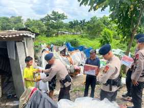 Peduli Lingkungan dan Sosial, Detasemen Gegana Brimob Polda Riau Bagikan Sembako dan Tanam Pohon di Pekanbaru