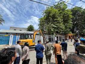 Tak Kunjung Masuk TPS, Belasan Pedagang Pasar Bawah Kembali Ditertibkan