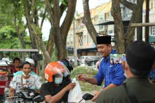 Demokrat Riau Bagikan Takjil Gratis Selama Ramadan