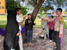 Bhabinkamtibmas Polsek Rupat Sosialisasikan Pemilu 2024 pada Pagelaran Ketapang Beach Festival