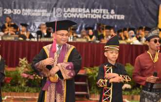 Dhika Aura Farming Hadir di Wisuda Unilak Bikin Acara Makin Meriah