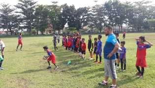 Raja Faisal Berikan Coaching Clinic untuk Siswa SSB Tunas Bangsa