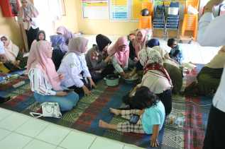 Mahasiswa PPG Universitas Riau Kenalkan Sabun Alami dari Buah Lerak kepada Ibu-Ibu PKK Lembah Damai