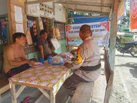 Sambang Ke Warga, Bhabinkamtibmas Ingatkan Waspada Provokasi Isu SARA