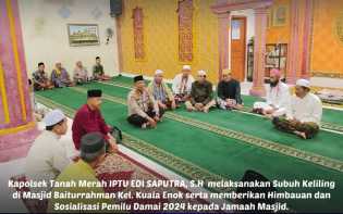 Kapolsek Tanah Merah Bangun Kondusifitas Pemilu 2024 dengan Salat Subuh Keliling
