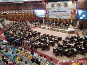 Sidang Paripurna DPRD Riau Dihadiri Mantan Gubernur dan Ketua DPRD