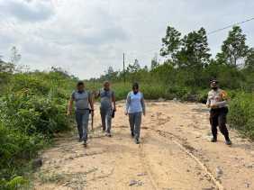 Antisipasi Karhutla, Kapolsek Payung Sekaki Bersama Bhabinkamtibmas Cek Embung dan Kanal
