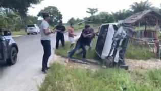 Mobil Kurir Terguling, Polisi Amankan 20 Bungkus Sabu