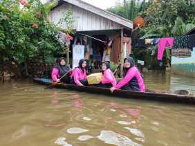 Bawa Pesan Pemilu, Kapolsek Lirik dan Istri Susuri Banjir Berikan Bantuan
