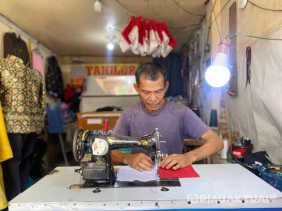 Jelang HUT RI ke-80, Penjahit di Pekanbaru Kibarkan Semangat Merah Putih Lewat Jahitan