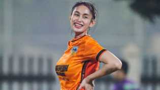 Banjir Keringat, Presenter Karra Syam Pakai Jersey Oranye Pamer Body Goals