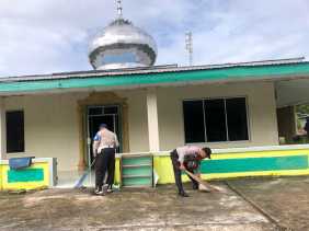 Polsek Rupat Utara Gotong Royong Bersihkan Masjid As Salam di Desa Tanjung Medang