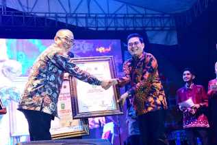 Bupati Bengkalis Kasmarni Terima Penghargaan Pin Emas pada Puncak HPN dan HUT PWI ke-78 di Riau