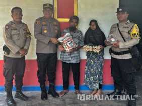 Peduli Sesama, Kapolsek TPTM Serahkan Bantuan Sembako untuk Marbot Masjid di Rohil
