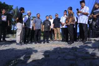 Perbaikan Dibantu Provinsi, Pj Wako Pekanbaru dan Pj Gubri Tinjau Jalan Rusak