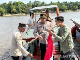 Tingkatkan Nasionalisme, Polsek TPTM Bagikan Bendera Merah Putih ke Nelayan di Rokan Hilir