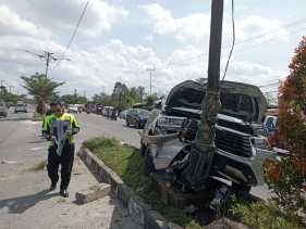 Hilang Kendali, Toyota Innova Ringsek Panjat Trotoar