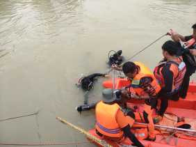 Evakuasi Korban Kecelakaan di Jembatan Sungai Segati Satu Orang Ditemukan, 11 Masih Hilang