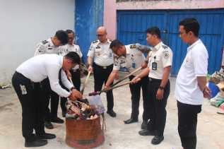 Lapas Pekanbaru Musnahkan Barang Terlarang Hasil Razia Kamar Warga Binaan